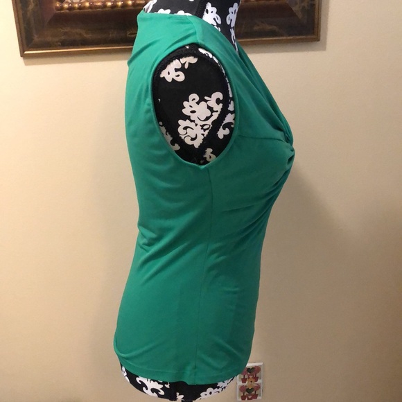 💚 Bar III Stretchy V-Neck knot sleeveless top - Picture 3 of 8